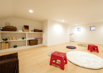 固定階段付き小屋裏収納