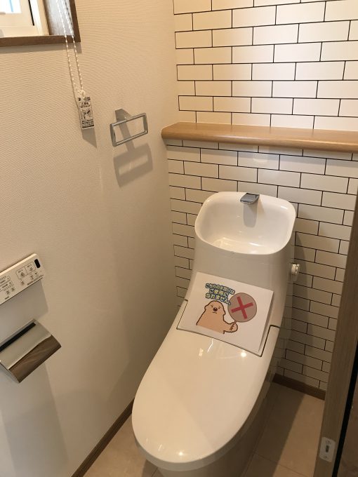 トイレ<br />
座から立ち上がると自動的に便器を洗浄する「フルオート便器洗浄」機能付き！フチレス形状でお手入れラクラクの快適機能が豊富なトイレです。