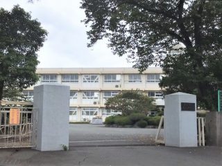 鷹岡中学校まで<br />
徒歩8分(580ｍ)