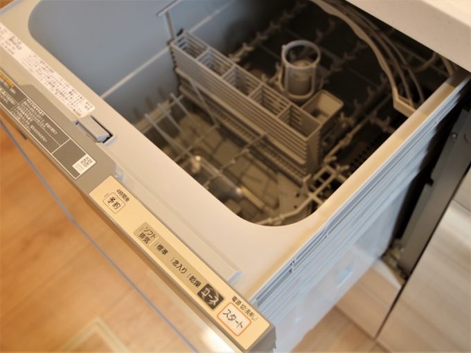 【食洗機】<br />
洗いから、乾燥までできる便利な食洗機が標準装備です。