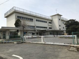 金田中学校<br />
約1500ｍ（徒歩19分）<br />
