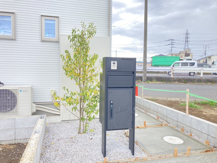 宅配ボックス付機能門柱<br />
<br />
宅配物の受取が可能な宅配ボックスに、インターホンと日本郵便の推奨規格適合の大型メール便対応ポストを組み合わせました。