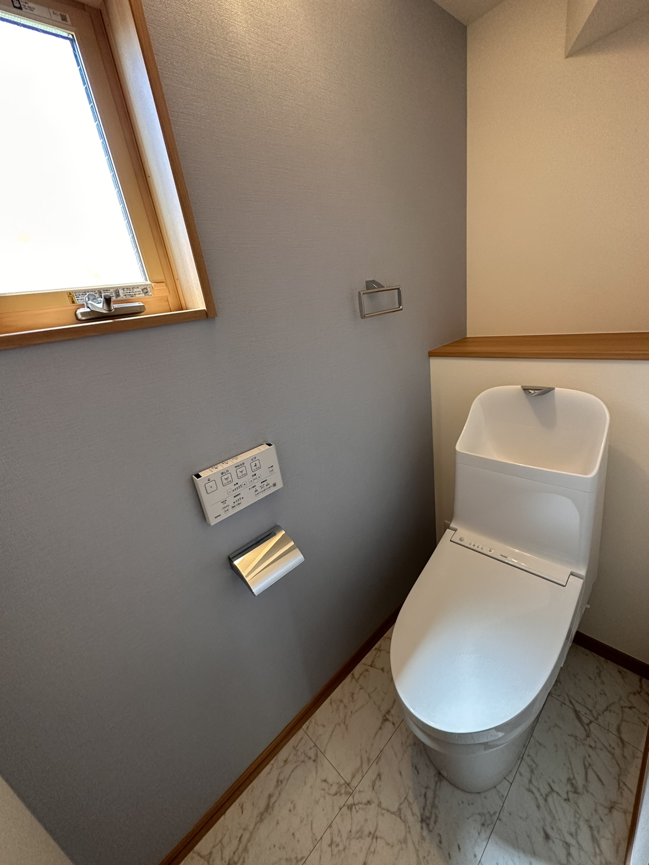 【トイレ】※現地写真<br />
1階、2階ともに温水洗浄便座です。朝のトイレ渋滞も回避できます。