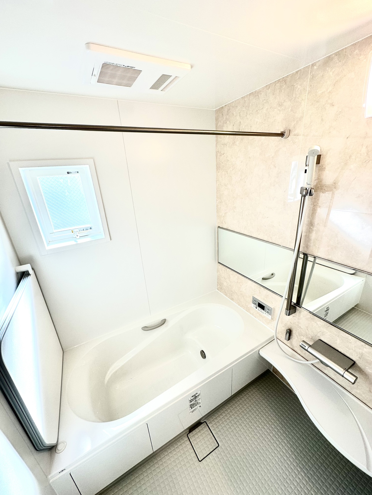 【浴室】※現地写真<br />
窓があるため、浴室乾燥機を使わなくても換気ができ、湿気のこもりにくい浴室となっております。（浴室には暖房乾燥機が付いております。）