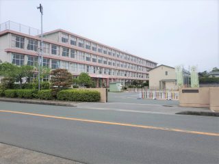 富塚西小学校まで<br />
徒歩24分(1900ｍ)