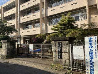 北貝塚小学校<br />
約640ｍ（徒歩8分）<br />
