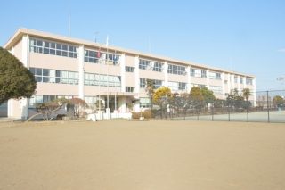 横川中学校<br />
徒歩42分（約3,300ｍ）